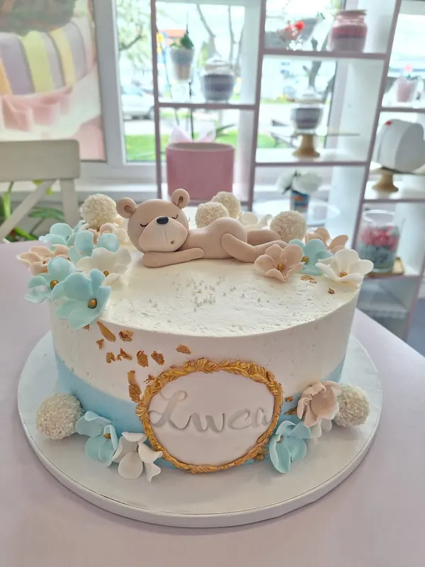 Tort de botez cu ursuleț și flori