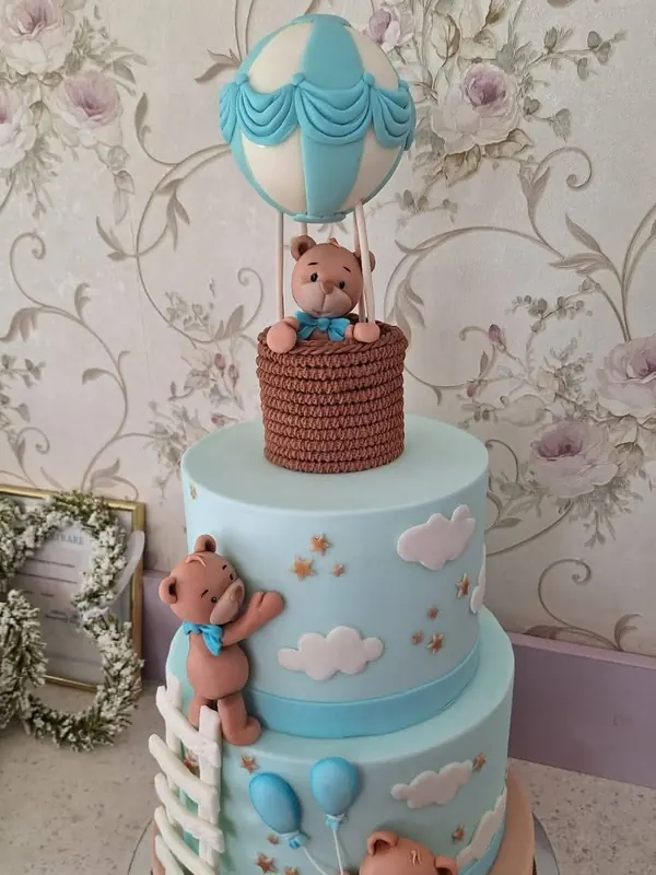 Tort pe trei etaje cu balon și ursuleți