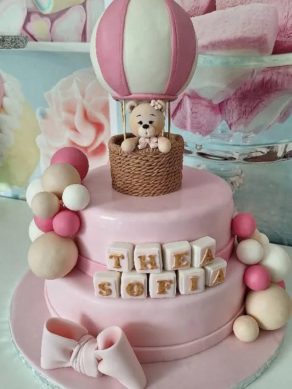 Tort pe două etaje cu balon roz