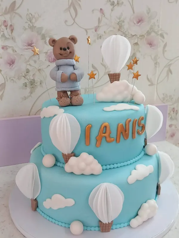Tort cu baloane și nori