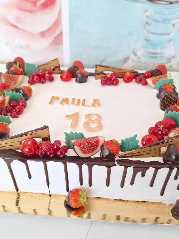 Tort cu fructe și ciocolată