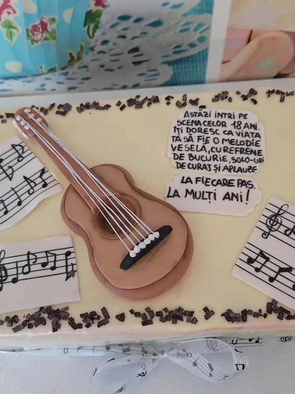 Tort cu chitară și note