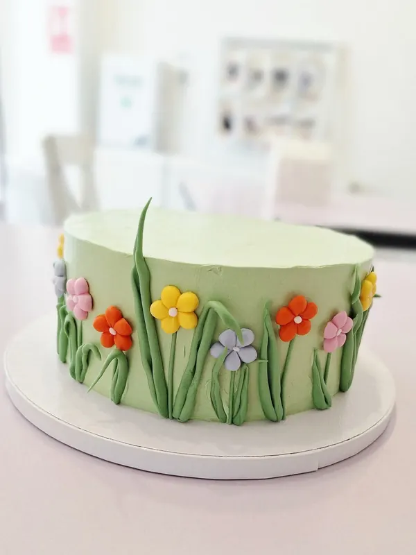 Tort cu flori colorate