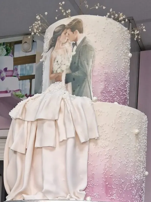 Tort de nuntă cu rochie modelată