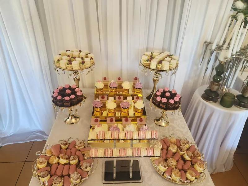 Candy bar cu eclere, macarons și cupcakes
