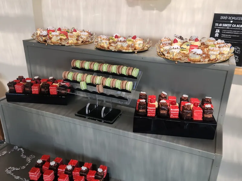 Mini prăjituri red velvet și macarons